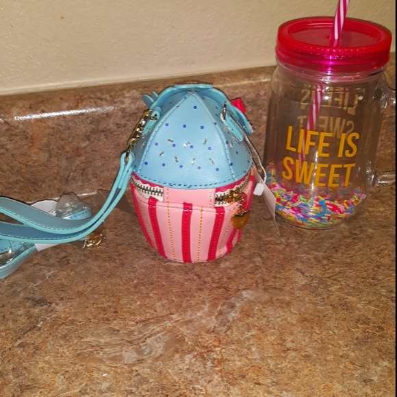 New Cupcake Wristlet Bag - Picture 8 of 11